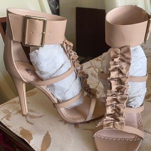 Tan heels. Very cute.Haven’t been able to wear it
